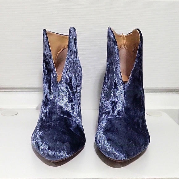 Vince Camuto velvet bootie - Picture 2 of 8
